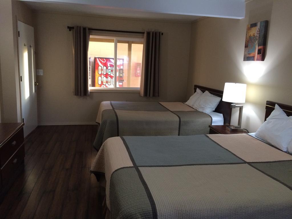Townhouse Inn & Suites เคลมัทฟอลส์ ภายนอก รูปภาพ