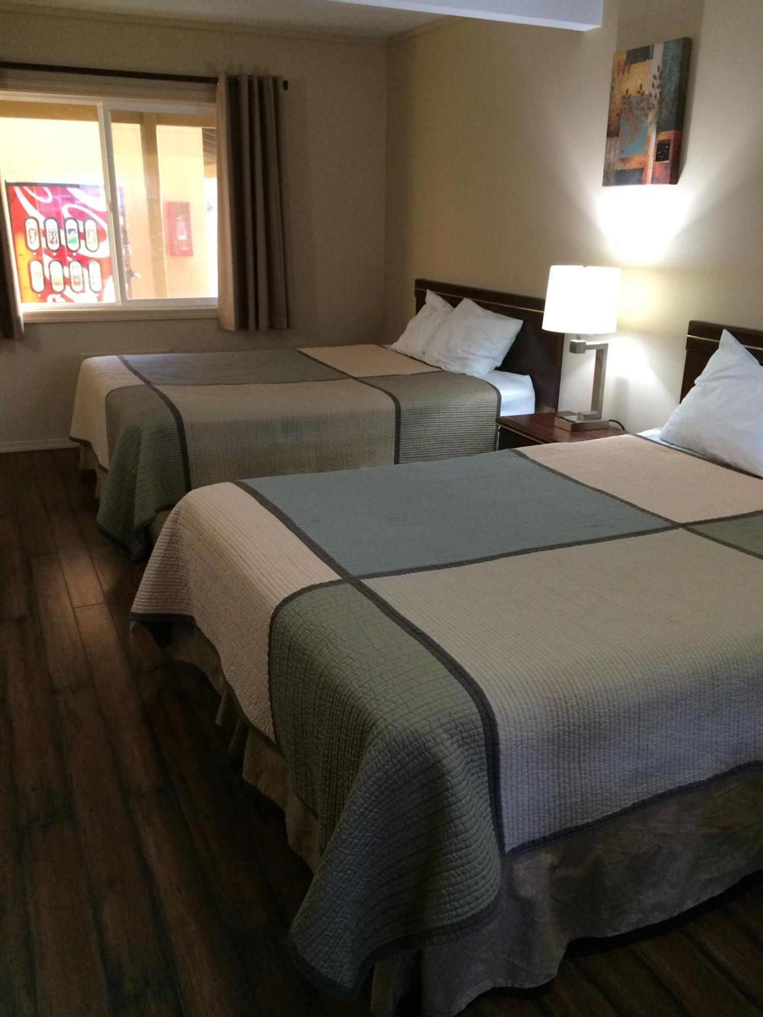 Townhouse Inn & Suites เคลมัทฟอลส์ ภายนอก รูปภาพ