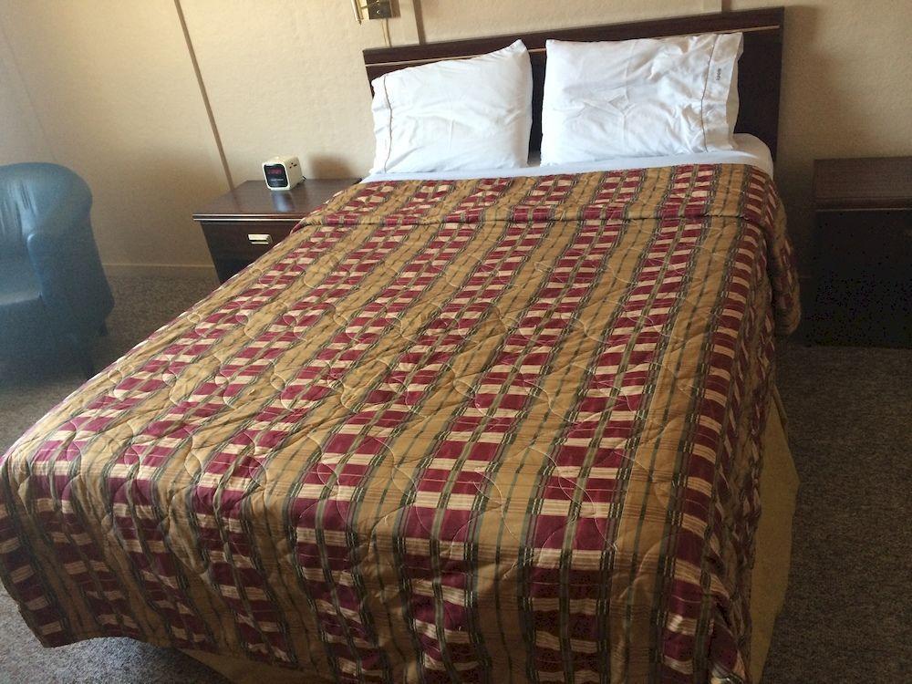 Townhouse Inn & Suites เคลมัทฟอลส์ ภายนอก รูปภาพ