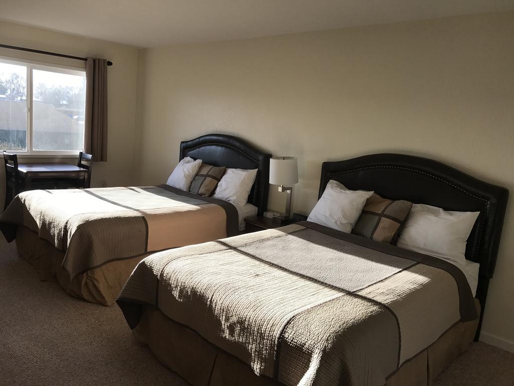 Townhouse Inn & Suites เคลมัทฟอลส์ ภายนอก รูปภาพ