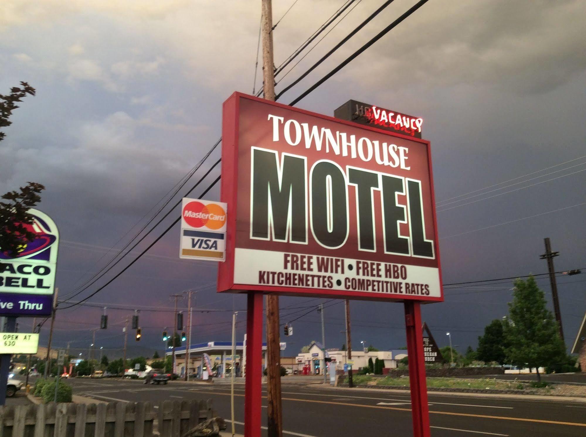 Townhouse Inn & Suites เคลมัทฟอลส์ ภายนอก รูปภาพ