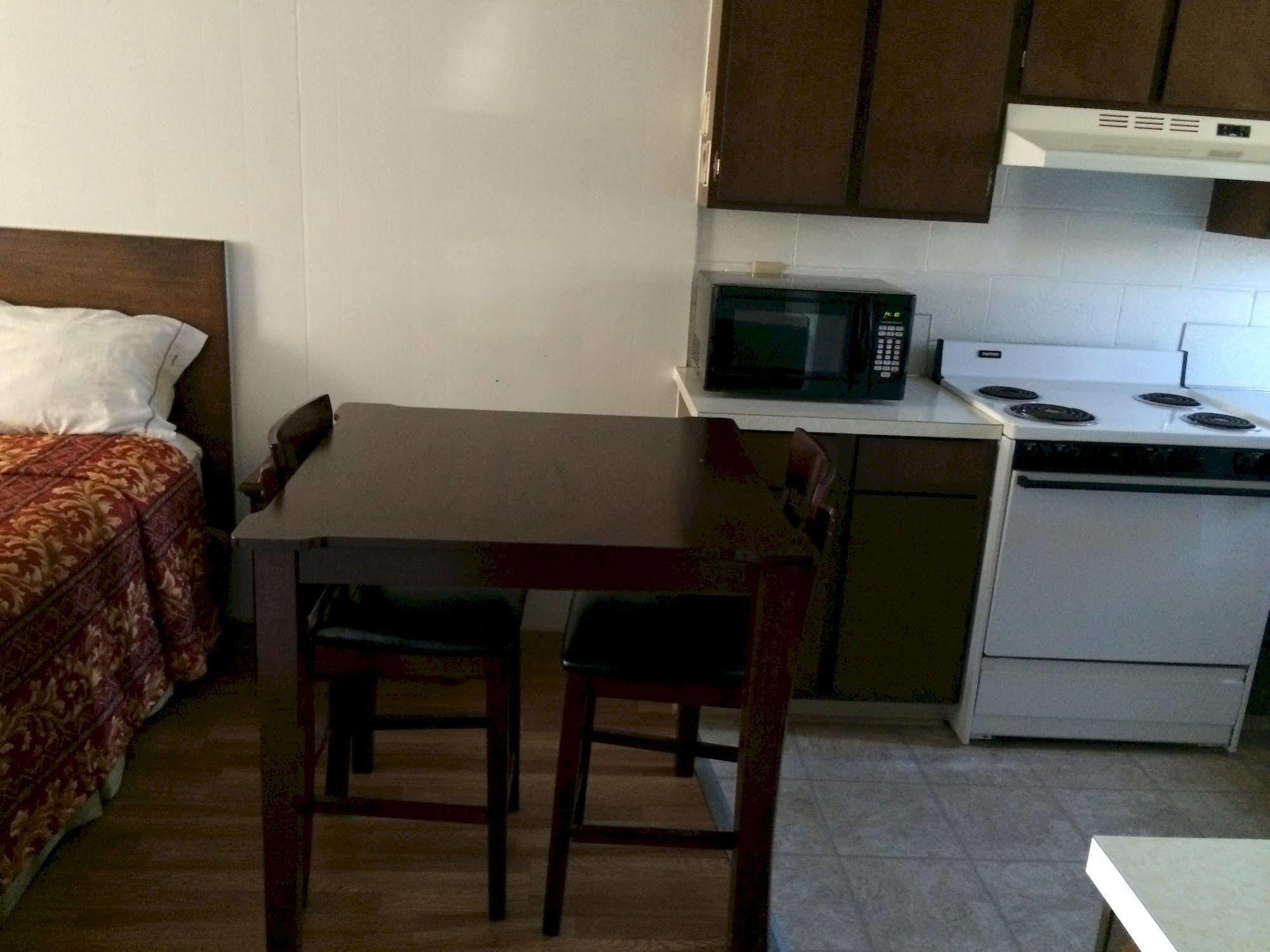 Townhouse Inn & Suites เคลมัทฟอลส์ ภายนอก รูปภาพ