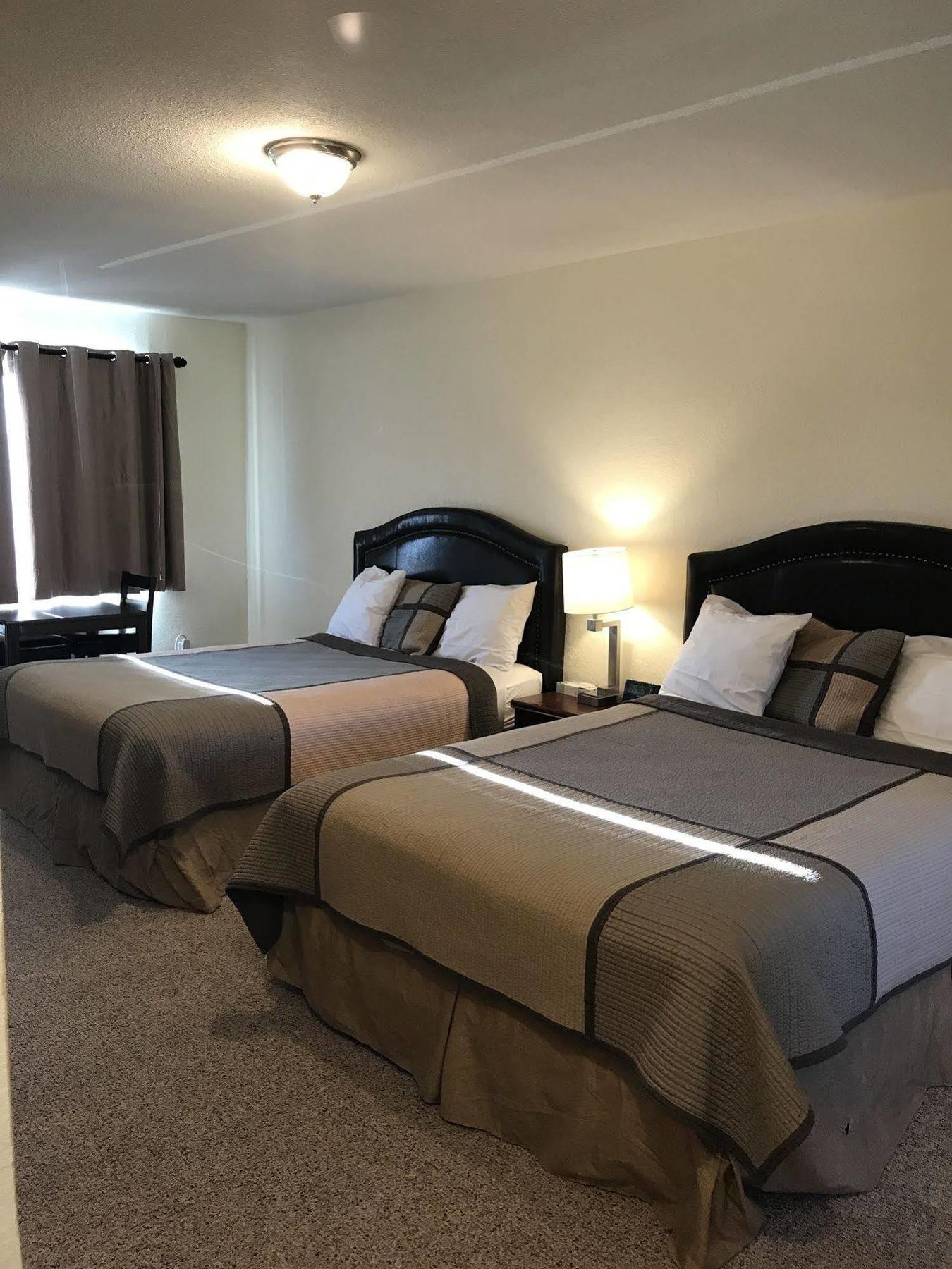 Townhouse Inn & Suites เคลมัทฟอลส์ ภายนอก รูปภาพ