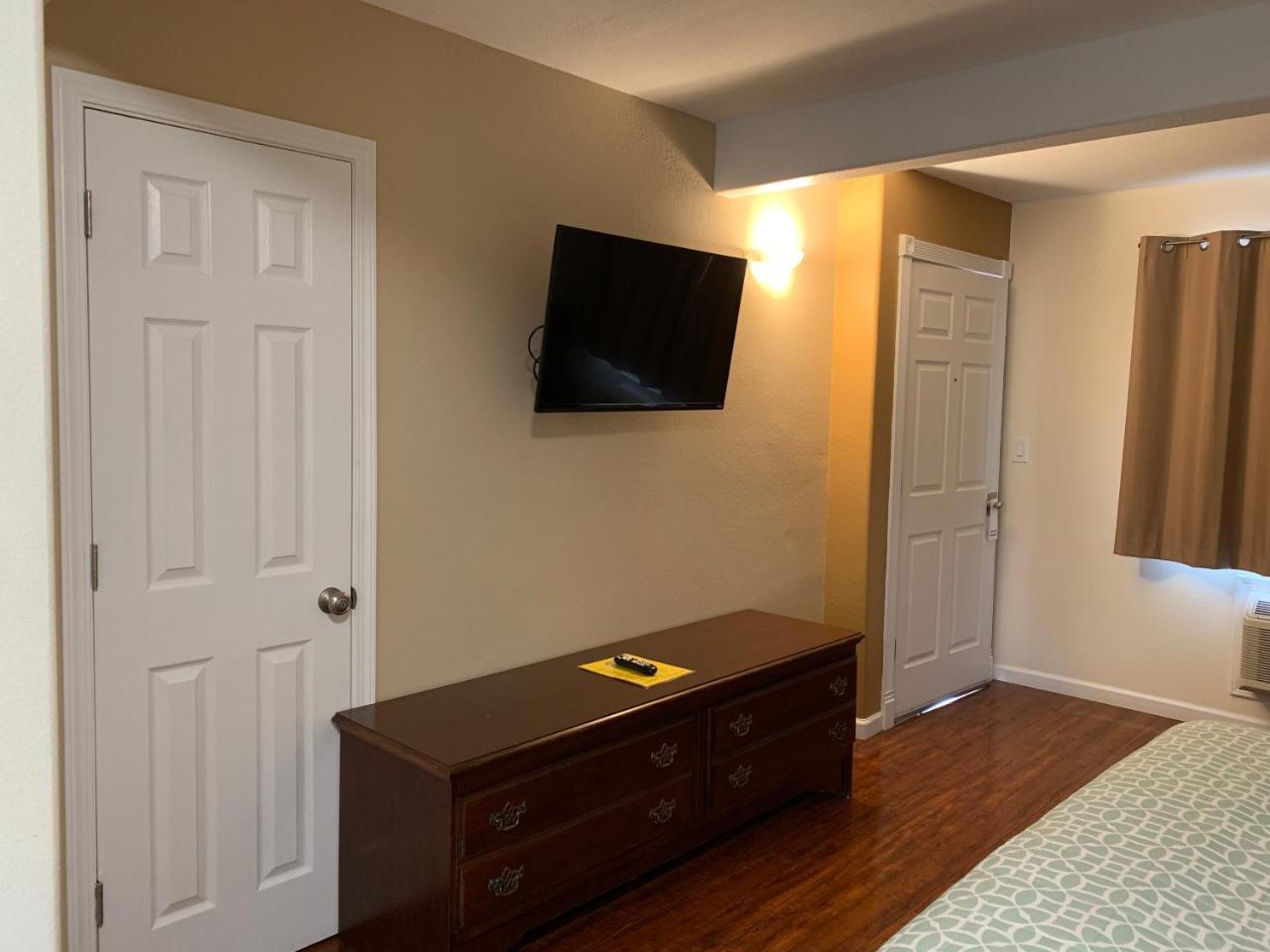 Townhouse Inn & Suites เคลมัทฟอลส์ ภายนอก รูปภาพ