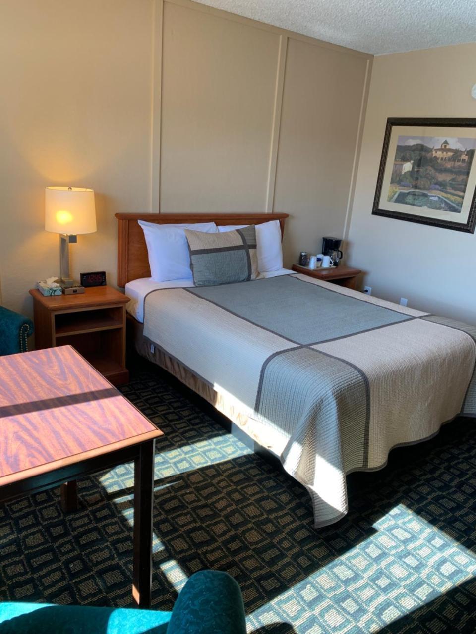 Townhouse Inn & Suites เคลมัทฟอลส์ ภายนอก รูปภาพ